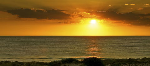 Scarborough & Absolutely Beachfront - Accommodation Asia 5