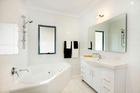 The Beach Townhouse - Accommodation Guide 2