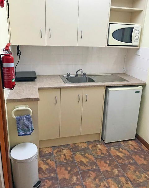 Lake Albert Motel - Accommodation Guide 3