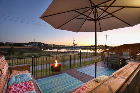 Lakeside Deck House - Accommodation Asia 1