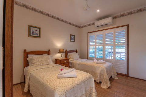 Birds 'n' Bloom Cottages - Accommodation Asia 6