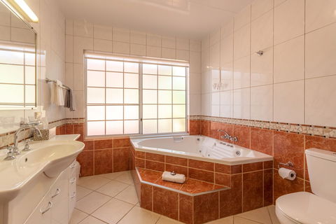 Birds 'n' Bloom Cottages - Accommodation Asia 3