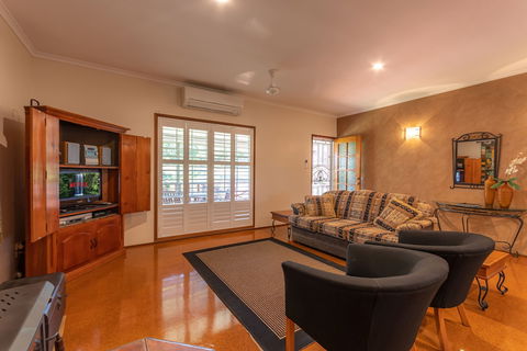 Birds 'n' Bloom Cottages - Accommodation Asia 5
