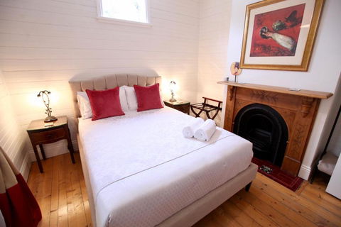 Poets Cottage Fireplace Close To Treks - Accommodation Asia 6