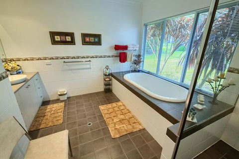 Glenelg On King Bed & Breakfast - Accommodation Guide 1