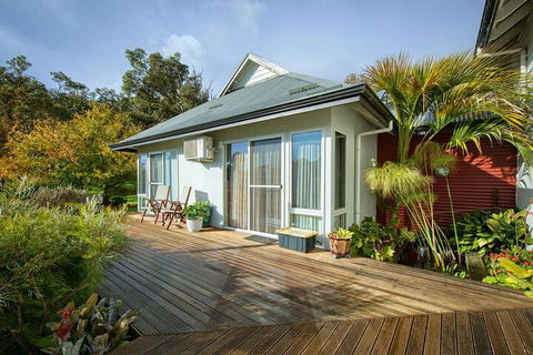 Glenelg On King Bed & Breakfast - Accommodation Guide 0