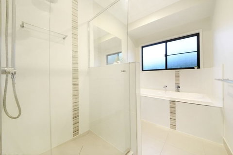 Laguna Views - Accommodation Guide 4