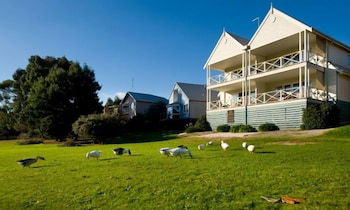 Lakeside Suites 3 - Accommodation Asia 4