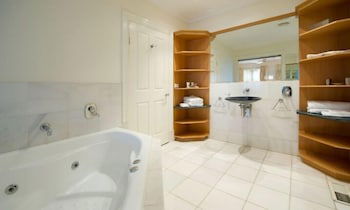 Lakeside Suites 3 - Accommodation Asia 2