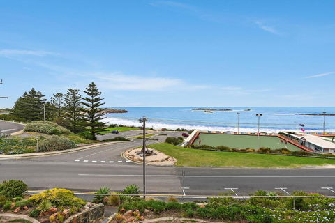 The Dolphins Beachfront Apartments - Accommodation Asia 6