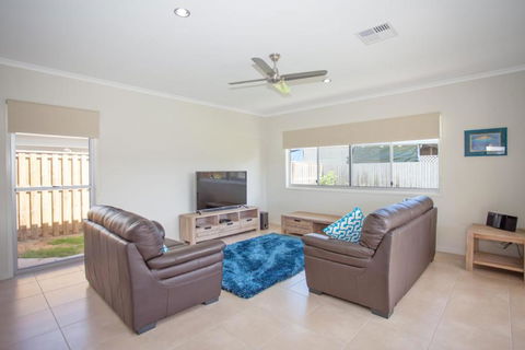 Petrie Beach Holiday Home - Accommodation Asia 1