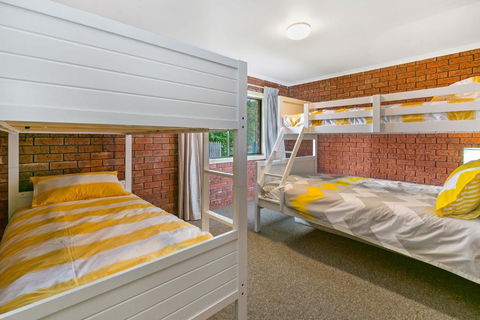 Fairview On Fairhills - Accommodation Guide 2