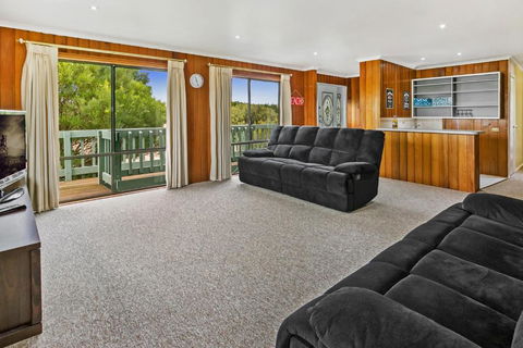 Fairview On Fairhills - Accommodation Guide 1