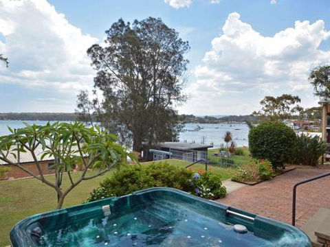 The House On The Lake At Fishing Point Lake Macquarie Honestly Put The Line In & Catch Fish - Accommodation Asia 2