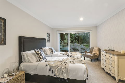 Lakes Edge - Accommodation Asia 0