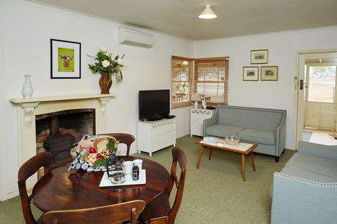 Lochinver Farm Homestead & Cottages - Accommodation Guide 2