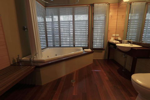 Bombah Point Eco Cottages - Accommodation Guide 3