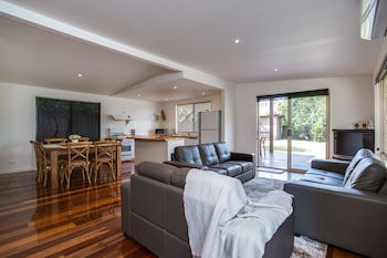 Tasman Surf House - Accommodation Guide 0