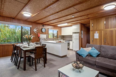 Renmark River Villas & Boats & Bedzzz - Accommodation Guide 1