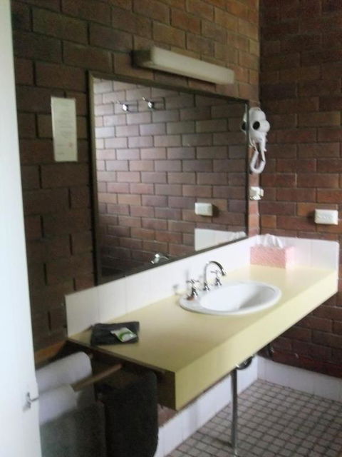 Golden West Motor Inn - Accommodation Guide 2