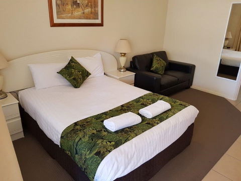 The Palms Motel - Accommodation Guide 1