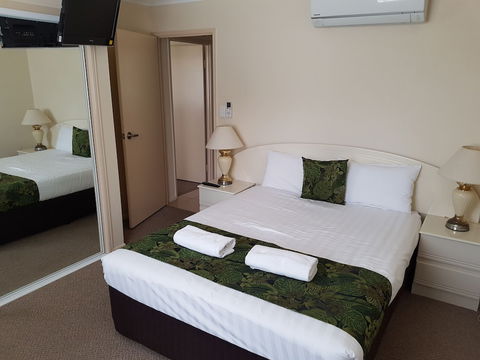 The Palms Motel - Accommodation Guide 2