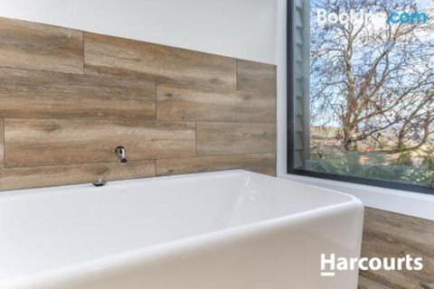 The WeareHouse In Deloraine - Accommodation Guide 6