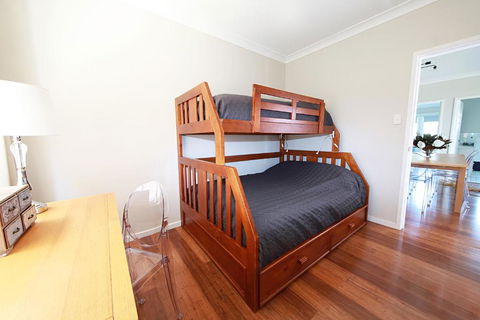 Bundeena Base Holiday Home - Accommodation Guide 3