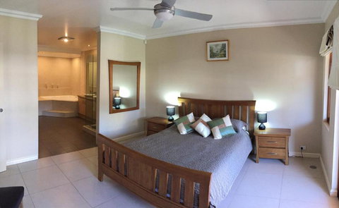 Huge House On The Grand Canal - Accommodation Guide 1