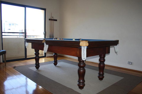 Huge House On The Grand Canal - Accommodation Guide 2