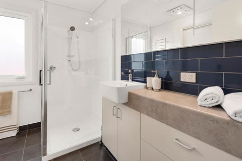 Blue Rosella On Piper - Accommodation Asia 3