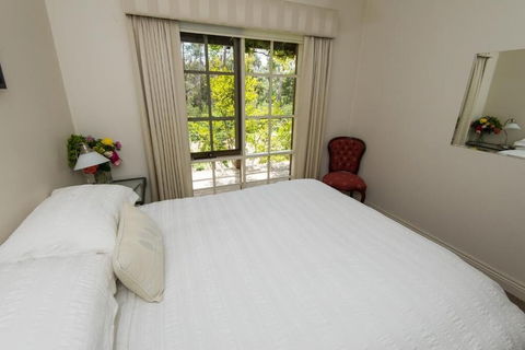 Hollyhock B&B - Accommodation Asia 4