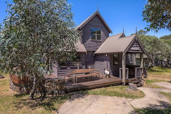 Burrinjuck - Accommodation Guide 1
