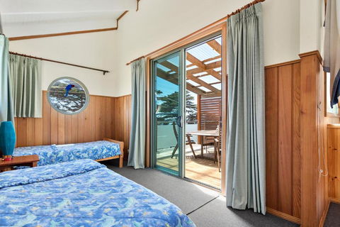 Black Dolphin Waterfront Townhouse Bay Views - Accommodation Guide 3