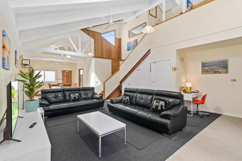 Black Dolphin Waterfront Townhouse Bay Views - Accommodation Guide 4