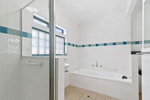 Black Dolphin Waterfront Apartment - Accommodation Asia 3