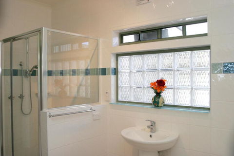 Black Dolphin Waterfront Apartment - Accommodation Asia 4