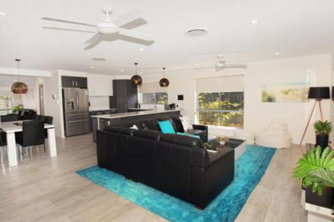 Palm 95 Modern 4 BDRM Home With Pool - Accommodation Asia 3