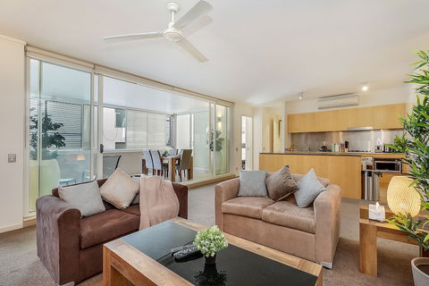 Sophisticated Apartment Near Beach - Accommodation Guide 6