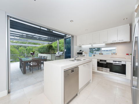 The Penthouse At Little Beach - Accommodation Asia 3
