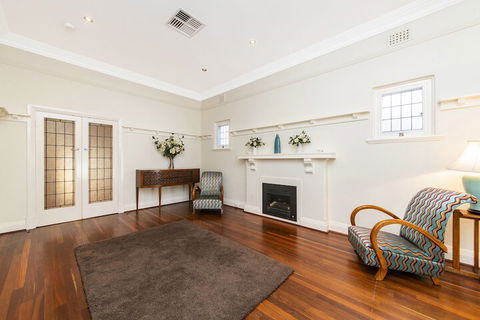Inner Western Suburbs Retreat - Accommodation Asia 5
