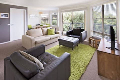 Caribou 3 - Modern & Spacious With Views Over Lake Jindabyne - Accommodation Asia 0