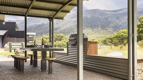 Kickenback Chalet - Contemporary Chalet In The Heart Of Crackenback - Accommodation Asia 1