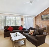 Macadamia Court 2/8 Government Road