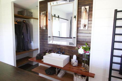 Amaroo Valley Springs - Accommodation Guide 2