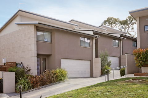 Khione 1 - Modern & Spacious With Views Towards Lake Jindabyne & The Mountains Beyond - Accommodation Asia 3