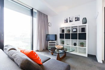 ROBYN, 1BDR Melbourne Apartment - Accommodation Asia 0