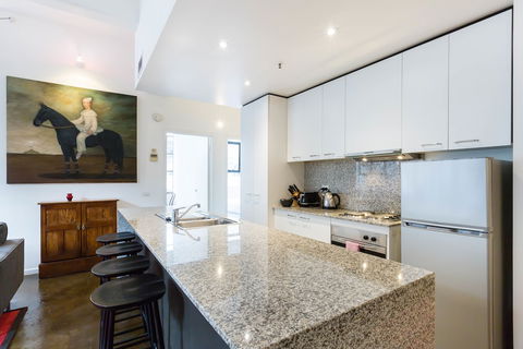CYNTHIA, 2BDR Melbourne Apartment - Accommodation Asia 1