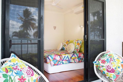 Absolute BeachFront Bliss @ Newell Beach - Accommodation Guide 6