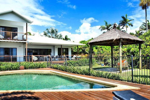 Absolute BeachFront Bliss @ Newell Beach - Accommodation Guide 1